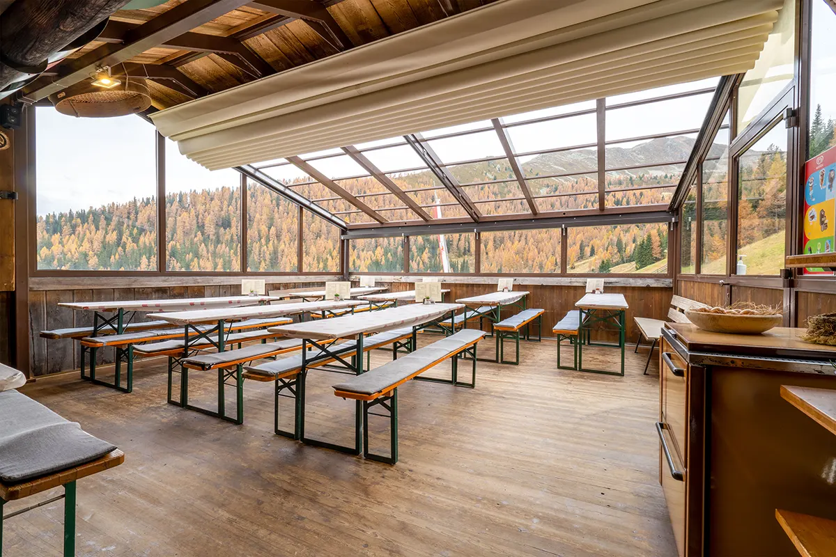 Terrasse mit Ausblick auf die Berge