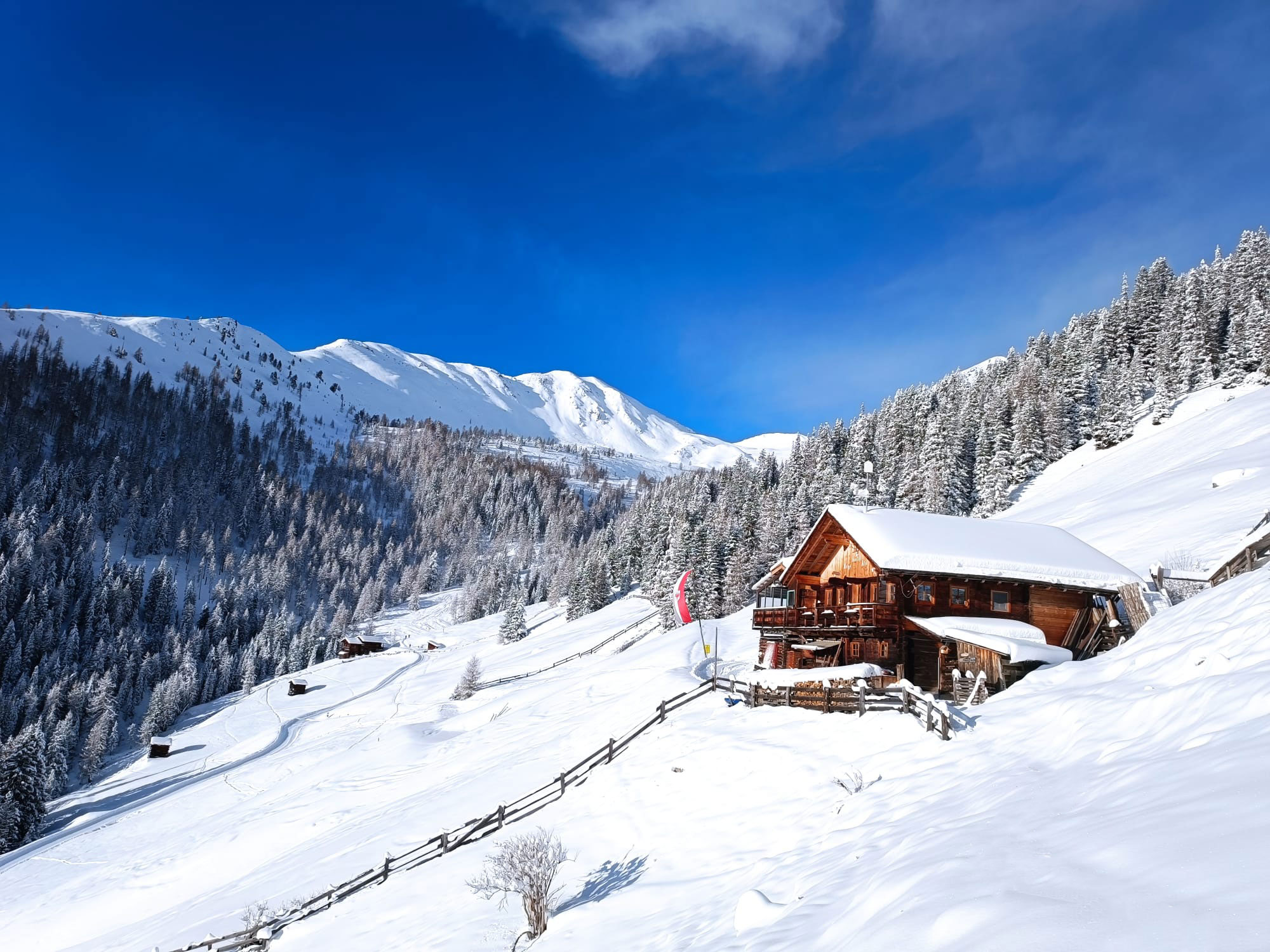 Wintertraum auf der Ascht Alm in Gsies mit Auslbick auf die Gsieser Berge